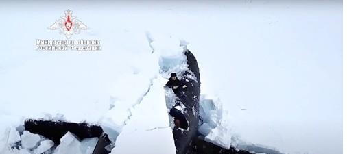 북극해 얼음 뚫고 부상하는 러시아 핵잠수함[사진=러시아 국방부 공보실 제공]