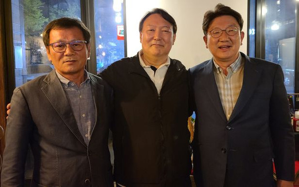 윤석열(가운데) 전 검찰총장이 지난달 29일 강원 강릉시의 한 식당에서 권성동 국민의힘 의원(오른쪽)을 만나 함께 사진을 찍고 있다. [사진=연합뉴스 제공]