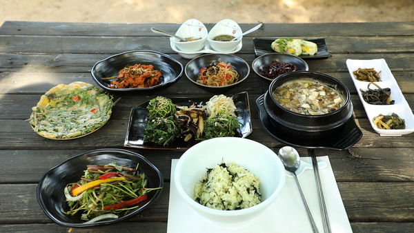 철원의 제철 재료들로 차린 한상.