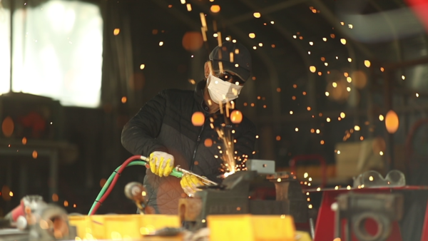 절망 속에서도 삶의 희망을 불태우는 농기구 맥가이버.