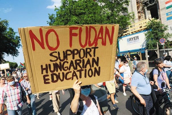 헝가리의 반중 시위 확산.