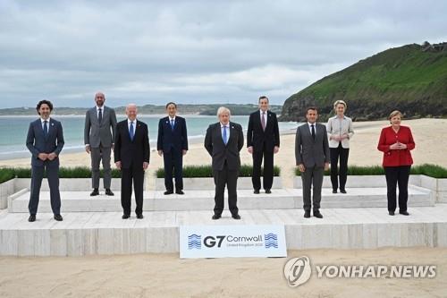 영국 콘월 바닷가서 기념사진 촬영하는 G7 정상들[사진제공: AFP=연합뉴스]