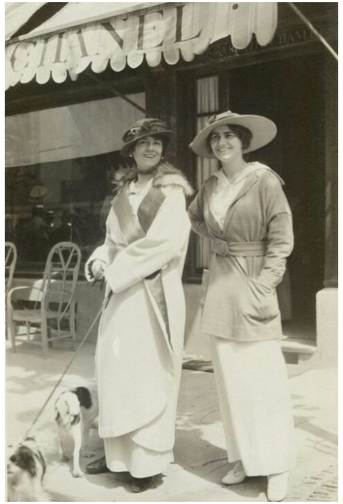 부티크 앞에서 (오) 가브리엘 샤넬