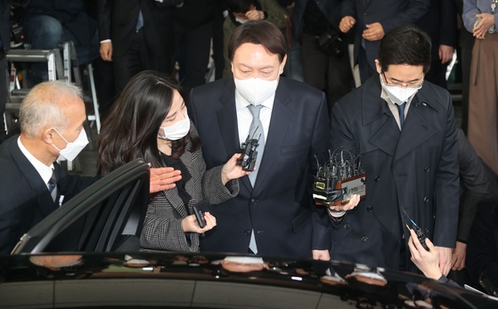 윤석열 전 검찰총장이 지난 3월 4일 오후 서울 서초구 대검찰청 청사를 나서고 있다. [사진=연합뉴스 제공.]