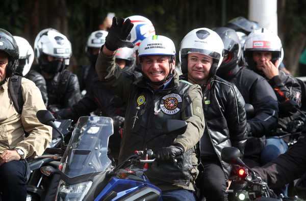 지지자들과 함께 오토바이 행진 중인 보우소나루 대통령/사진=REUTERS, 연합뉴스 제공