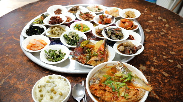 노부부의 21첩 백반.