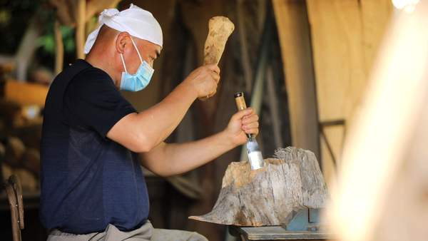 고사목 공예 중인 김성곤 작가의 모습.