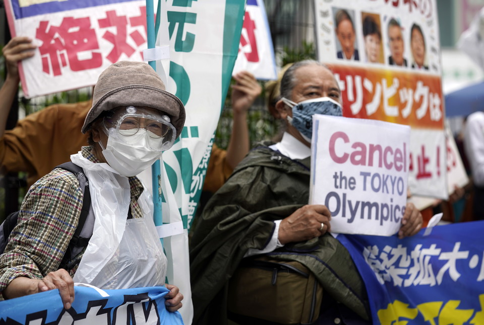 도쿄올림픽을 반대하는 사람들  [사진=EPA/연합뉴스 제공]
