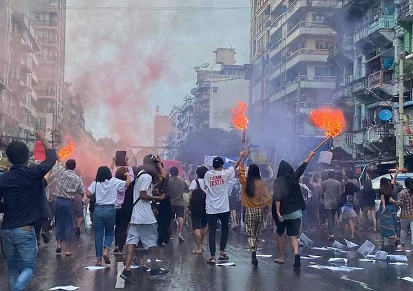 6월 26일, 미얀마의 최대 도시 양곤에서는 군부 쿠데타에 반대하는 시민들이 거리로 나와 시위를 벌였다 [사진=APF/연합뉴스 제공]