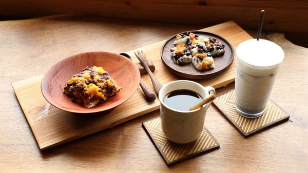 충청도 전통 떡인 '쇠머리찰떡'과 '팥 커피'