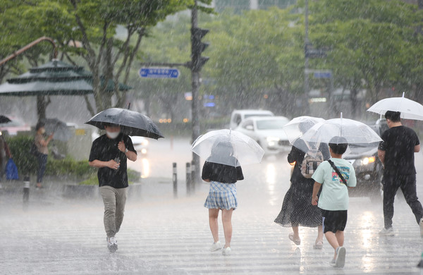 지난달 28일 오후 광주광역시 서구 치평동에서 시민들이 갑작스럽게 내리는 국지성 호우를 맞으며 길을 건너고 있다. [사진=연합뉴스 제공]