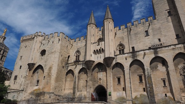 사진=픽사베이, 팔레 데 파프(Palais des Papes d’Avignon), 야외무대는 공식 축제의 공연장으로 사용된다.