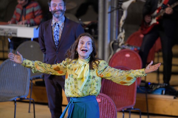 사진=연합뉴스/AFP, 안톤 체홉(Anton Tchekov)의 '벚꽃동산'을 위해 리허설 중인 배우 이사벨 위페르(Isabelle Huppert)의 모습