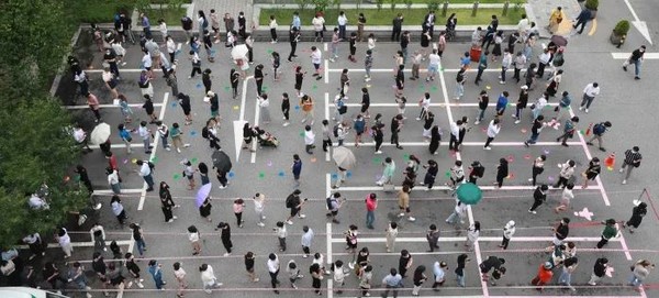 지난 8일 서울 강남구 보건소에 설치된 선별검사소를 찾은 시민들이 코로나19 검사를 위해 차례를 기다리고 있다. [사진=연합뉴스 제공]