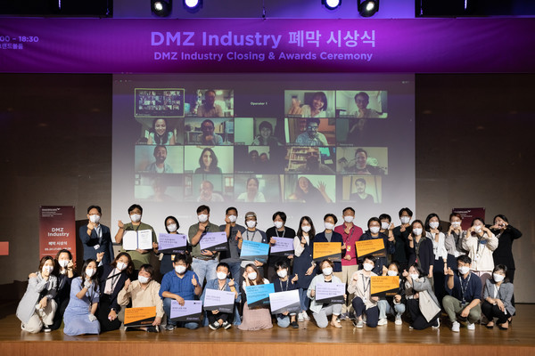  2020 DMZ인더스트리 현장 (폐막 시상식 단체사진) [사진=DMZ국제다큐멘터리영화제 제공]