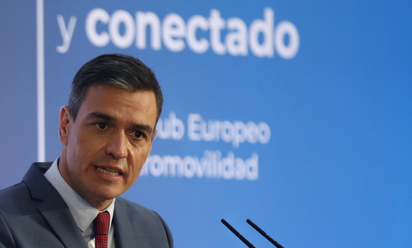 산체스 스페인 총리가 전자 자동차 개발을 위한 변환 및 복원 계획을 발표하고 있는 모습 [사진=EPA/연합뉴스 제공]