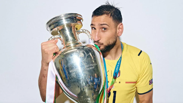 유로 2020 우승컵에 키스하는 돈나룸마. [사진=유에파 유로 2020 공식 홈페이지 캡처]