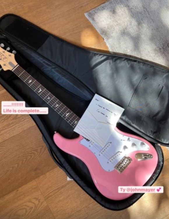 사진=로제SNS/ 존 메이어가 로제에게 선물한 기타 사진