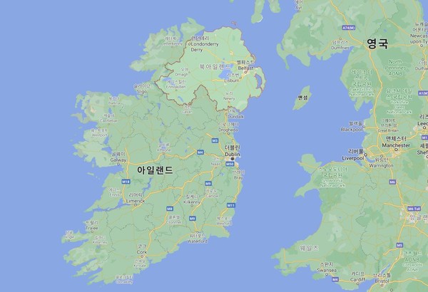 붙어있는 아일랜드와 북아일랜드, 바다 건너의 영국 [사진=구글지도]