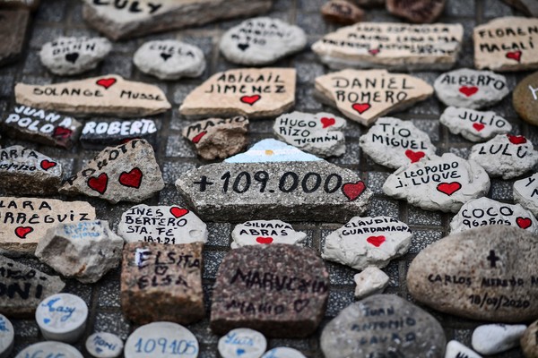 코로나19 희생자들의 이름이 적힌 돌멩이 [사진=AFP/연합뉴스]