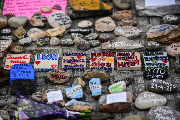 코로나19 희생자들의 이름이 적힌 돌멩이 [사진=AFP/연합뉴스]