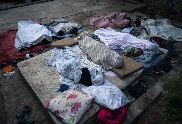 실외에서 잠에 드는 이재민들 [사진=Xinhua/연합뉴스]
