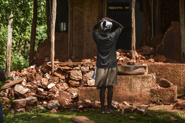 아이티 국민과 무너진 집 [사진=Xinhua/연합뉴스]