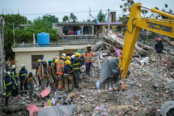 지진 잔해 구조작업 [사진=REUTERS/연합뉴스]