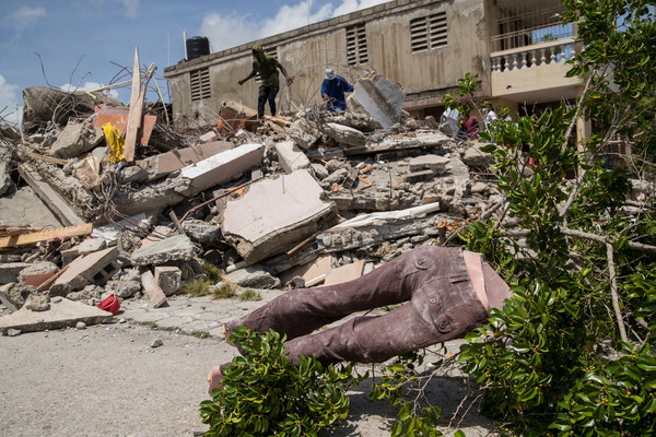 건물 잔해를 수색중인 한 남성 [사진=EPA/연합뉴스]