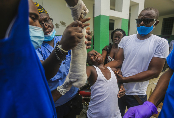 환자를 살피고 있는 아이티 의료진 [사진=AP/연합뉴스]