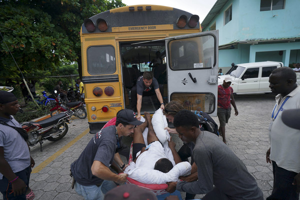 이송중인 부상자 [사진=AP/연합뉴스]