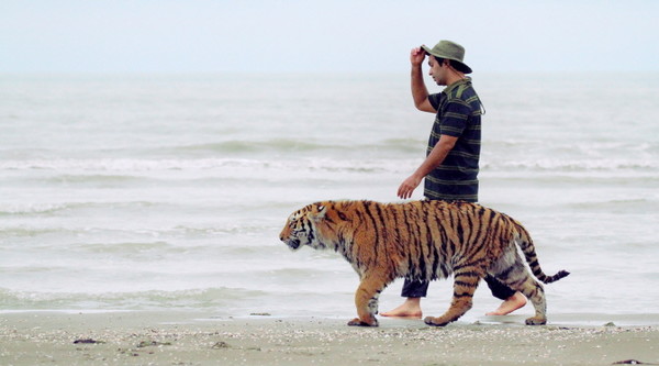카스피해 연안을 거니는 호랑이 마야와 조련사 모센