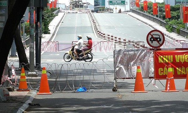 [사진=호찌민시에 설치된 코로나19 검문용 차단물, 연합뉴스/VN익스프레스 사이트 캡처]