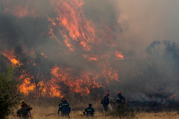 지난 23일 그리스 아테네 북서쪽 빌라에서 화재와 싸우고 있는 소방관들 [사진=Xinhua/연합뉴스]