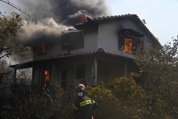 그리스 아테네 북서쪽 약 60km 떨어진 빌라 지역에서 불타고 있는 주택 한 채 [사진=AP/연합뉴스]