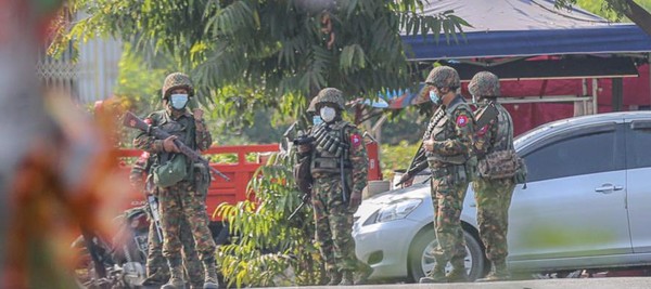 [사진=미얀마 만달레이에 배치된 미얀마 군인들, 연합뉴스/이라와디 사이트 캡처]