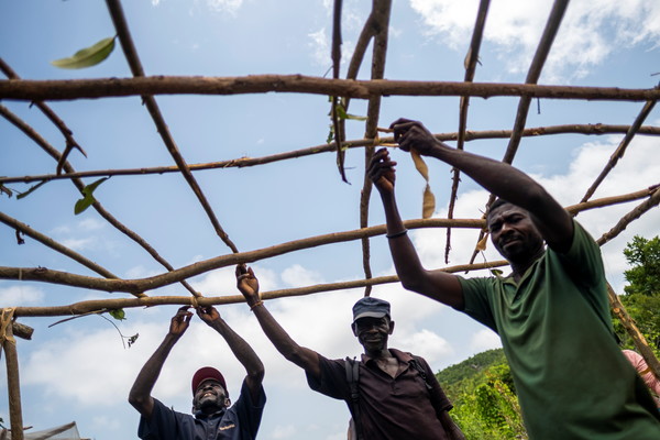 직접 오두막을 짓고 있는 아이티 이재민 [사진=REUTERS/연합뉴스]