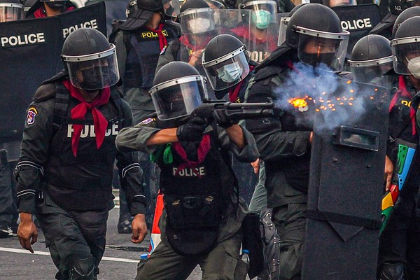 사진=AFP/연합뉴스, 시위대를 향해 고무탄을 발포하는 경찰 병력