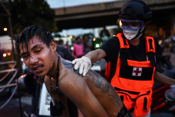사진=AFP/연합뉴스, 시위 도중 부상 당한 시민을 치료 중인 의무병