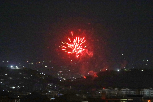 마지막 미 항공기 이륙 후 탈레반의 축하 총성 [사진=AFP/연합뉴스]
