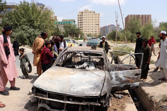 아프간 카불 공항으로 발사된 로켓포에 손상된 차량 [사진=UPI/연합뉴스]