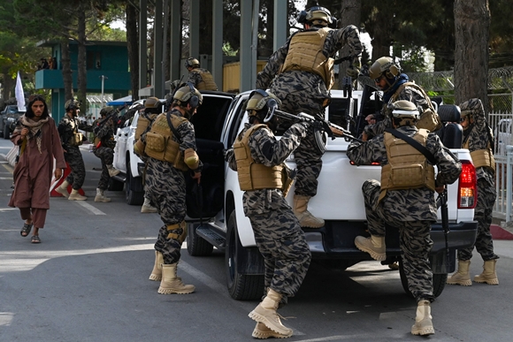 카불 공항 정문 앞에 도착한 탈레반 특수부대원 [사진=AFP/연합뉴스]