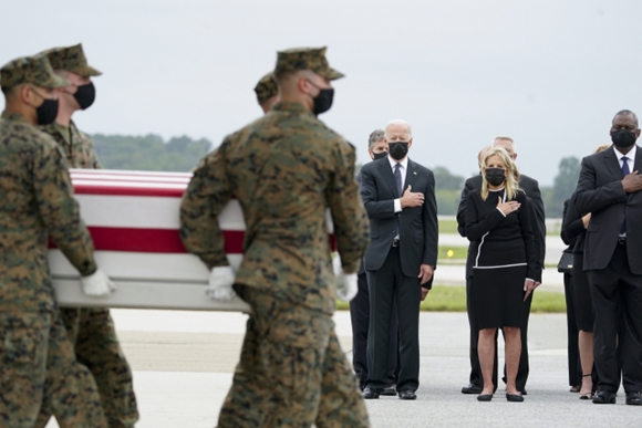 가슴에 손 얹고 아프간 전사자 운구 지켜보는 바이든 부부 [사진=AP/연합뉴스]