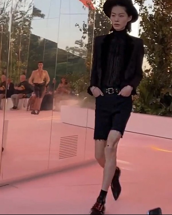 2022 생로랑 멘스 컬렉션 런웨이 [사진=최현준 SNS] 