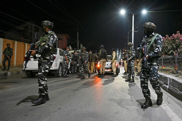 [사진=AFP/연합뉴스, 사망한 알리 샤 질라니 자택 주변을 통제하는 인도 군인들]