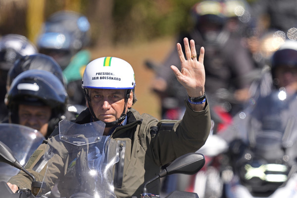 지지자들과 오토바위에 시위에 나선 보우소나루 [사진=AP]