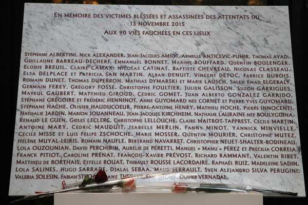 지난 2018년 11월 13일, 테러 3주년 추모 행사 전 바타클랑 콘서트홀 입구에 놓인 기념 명판과 꽃들 [사진=AP Photo/연합뉴스]