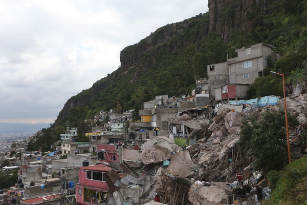 [사진=산사태로 붕괴된 주택들, EPA/연합뉴스]