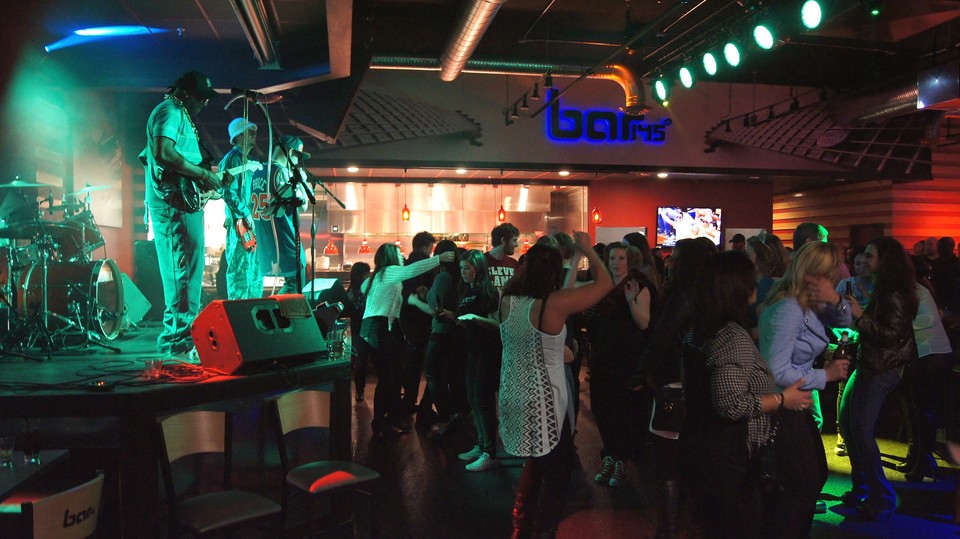 [사진=클럽에서 춤 추는 사람들, 픽사베이]