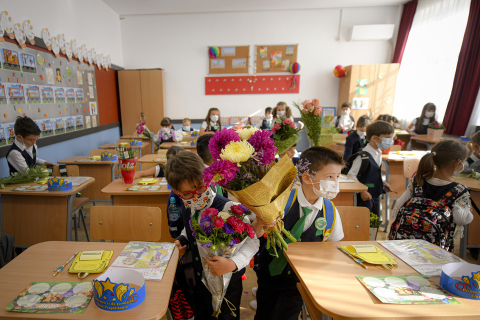[사진=루마니아 부쿠레슈티의 한 학교에서 마스크를 쓴 어린이들이 개학 기념 축제 동안 꽃을 들고 있다, AP통신/연합뉴스]
